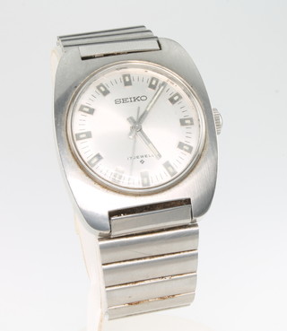 A gentleman's steel cased Seiko wristwatch on a ditto bracelet