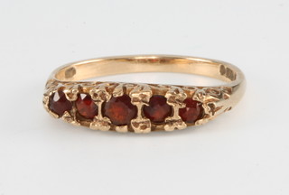 A 9ct yellow gold garnet set ring size O 