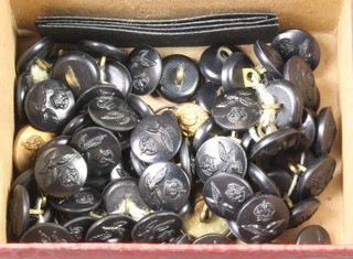 A quantity of RAF buttons and badges 