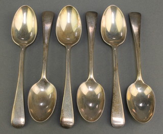 A set of 6 silver Old English teaspoons, London 1922, 152 grams