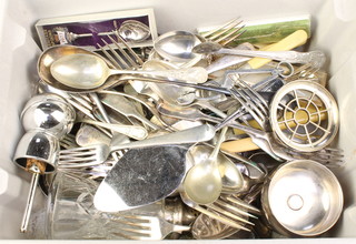 A silver plated crumb scoop and minor plated cutlery etc 