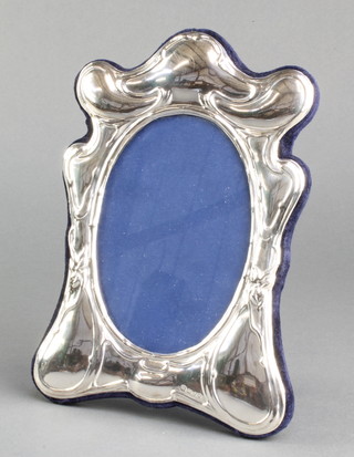 An Art Nouveau style repousse silver photograph frame 8" x 6" 