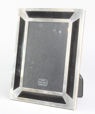 An Art Deco style rectangular silver photograph frame with black inserts 8 1/2" x 6 1/4" 