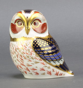 A Royal Crown Derby Japan pattern paperweight in the form of a tawny owl with gold stopper 3 1/2" 