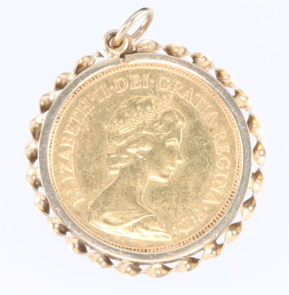 A half sovereign 1982 in a 9ct yellow gold mount 