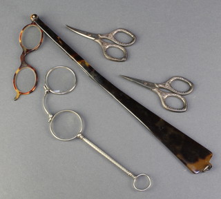 A pair of faux tortoiseshell pince nez, a pair of lorgnettes and 2 pairs of sewing scissors 