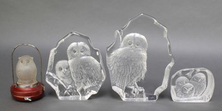 A Dartington Crystal owl paperweight 4 1/4", a Jonasson ditto 7", another 9", an Art Deco table lamp in the form of a seated owl with a metal base with bulb 5 1/2"  