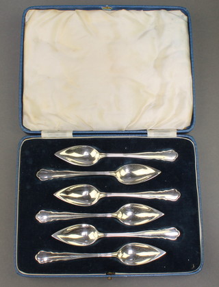 A set of 6 cased silver grapefruit spoons Sheffield 1938 130 grams