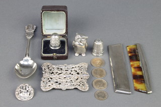 A pierced silver buckle with floral decoration, 2 thimbles, a teaspoon, button, comb and owl 