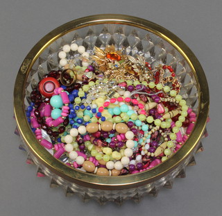 Minor costume jewellery in a silver plated mounted salad bowl 