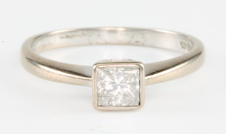 An 18ct white gold princess cut single stone diamond ring, size H 