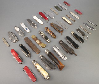 A collection of modern pocket knives 