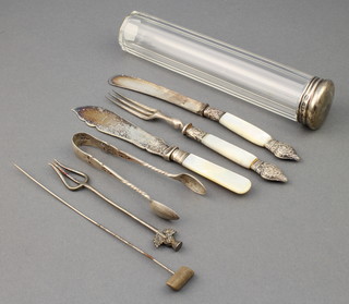 An Edwardian silver mounted toilet bottle London 1903, a pair of silver nips and minor items 