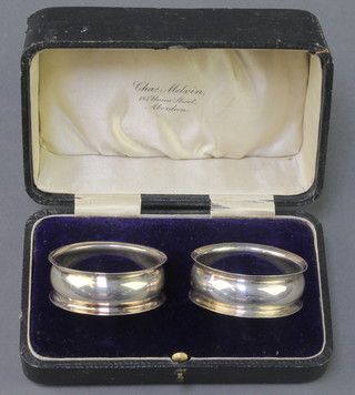 A pair of cased silver napkin rings Birmingham 1917, 22 grams