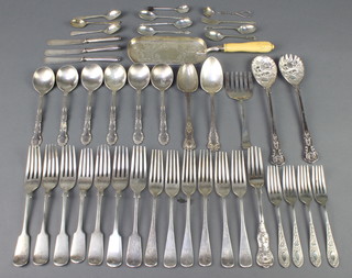 An Edwardian silver plated crumb scoop and minor cutlery 