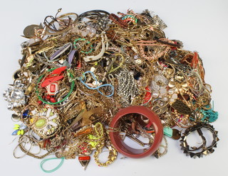 A collection of minor costume jewellery