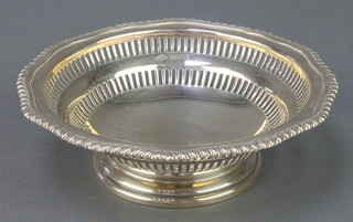 A pedestal bowl with pierced decoration Chester 1915, 164 grams