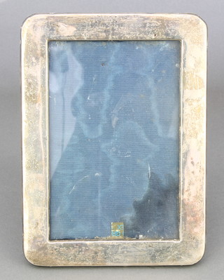 An Edwardian silver rounded rectangular photograph frame, Birmingham 1906 7 1/2" x 5 1/2" 