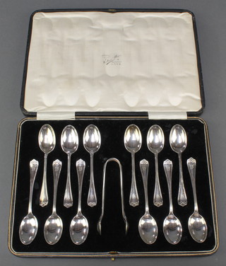 A cased set of 12 silver tea spoons and nips, Sheffield 1928, 164 grams