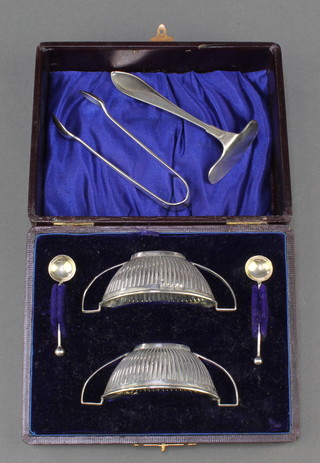 A pair of Edwardian silver table salts and spoons, a pair of nips and a pusher, 76 grams
