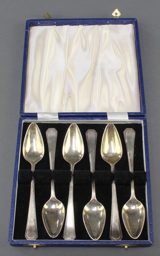 A cased set of silver grapefruit spoons Sheffield 1963 163 grams