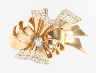 A 1970s 18ct yellow gold 33 stone  diamond set ribbon brooch 18.6 gr