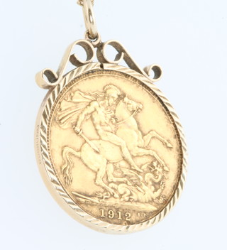 A 1912 sovereign in a 9ct gold mount and chain  2.6gr