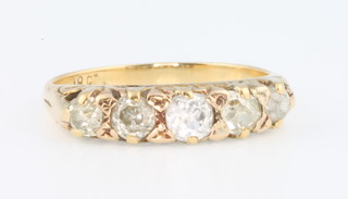 An 18ct yellow gold 5 stone diamond ring, size N 1/2