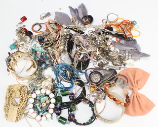 A quantity of Victorian and later costume jewellery 