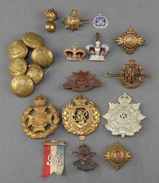 A quantity of Second World War cap badges and buttons 