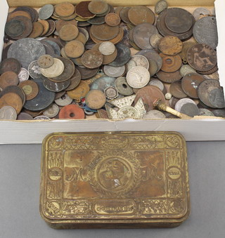 A Christmas 1914 tin and minor coins