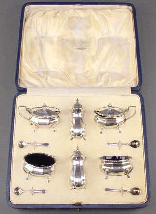 A silver 6 piece condiment set with 4 spoons and blue glass liners, Birmingham 1929, 170 grams, cased