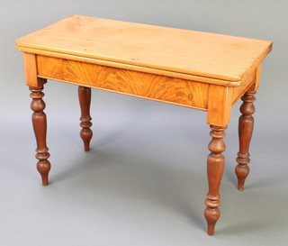 A Victorian mahogany extending dining table with 1 extra leaf, raised on turned and reeded supports with brass caps and casters 28"h x 41"w x 42"l x 59" when extended 