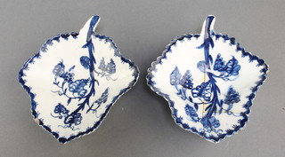 A pair of 18th Century Worcester blue and white leaf shaped pickle dishes with vinous decoration 4" 