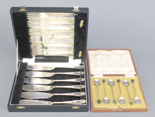A cased set of silver bean end coffee spoons Sheffield 1919, a cased set of silver plated fish eaters for 6