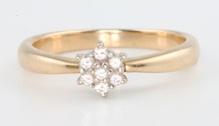 A 14ct yellow gold  7 stone diamond daisy ring, size O, 