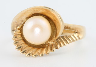 A 14ct yellow gold pearl set ring, size P
