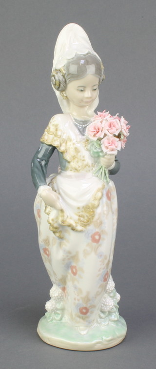 A Lladro figure of a Spanish lady holding a bouquet of flowers 9 1/2", boxed