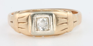 A gentleman's yellow gold diamond set ring, size U
