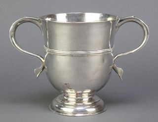 A George II silver 2 handled cup with strap work decoration on spread foot, London 1728, 5 1/2", 364 grams 