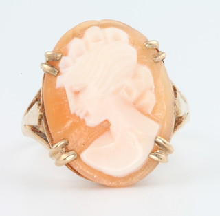 A 9ct yellow gold cameo portrait ring size Q 1/2