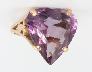 A 9ct yellow gold heart shaped amethyst ring, size N 
