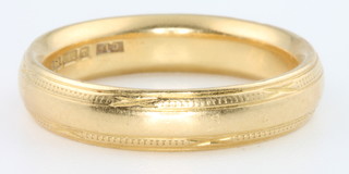 An 18ct yellow gold wedding band size P 7 grams