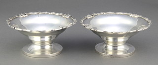 A pair of silver pedestal dishes with fancy rims, Birmingham 1930, 136 grams 