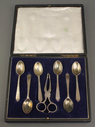 A cased set of 6 silver teaspoons and nips, London 1944/45, 112 grams 