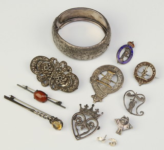 A silver chased bangle, minor silver and other jewellery 