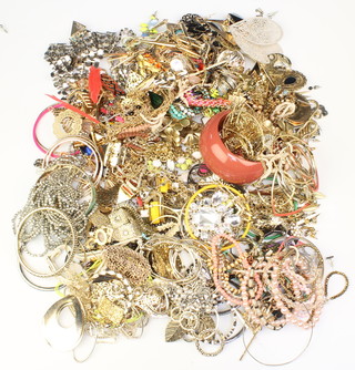 Minor Victorian and later costume jewellery including 63 pairs of earrings 