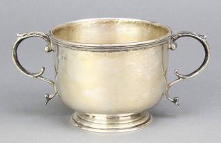 A Victorian silver 2 handled trophy cup, Chester 1897, 192 grams 6" 