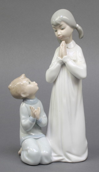 A Lladro group of 2 children at prayer 9" boxed