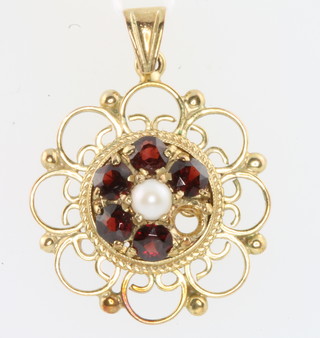 A 9ct yellow gold gem set pendant 